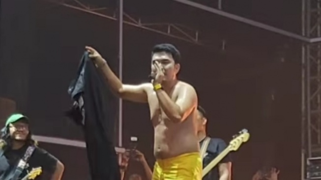 Aldi Taher lempar celana saat manggung di Pesta Pora (Instagram/alditaher.official)