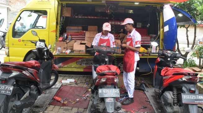 PT Wahana Makmur Sejati (WMS) selaku main dealer sepeda motor Honda Jakarta-Tangerang kembali memberikan layanan servis motor gratis bagi para wartawan Forum Wartawan Otomotif (Forwot) dan warga setempat (7/2/2024) [PT Wahana Makmur Sejati].