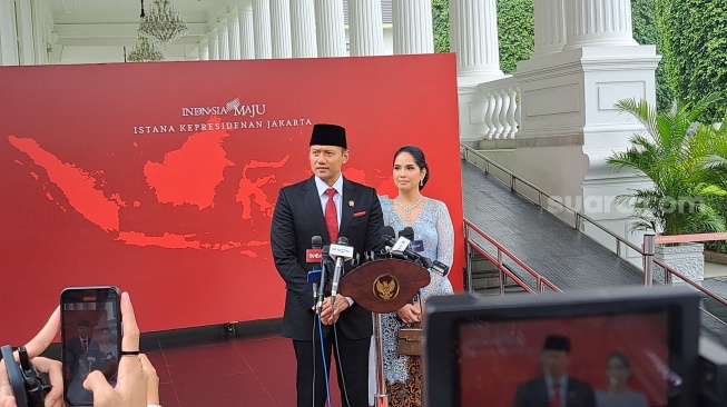 Agus Harimurti Yudhoyono dan istri, Annisa Pohan saat memberikan keterangan pers usai dilantik menjadi Menteri ATR/BPN di Kompleks Istana Kepresidenan, Jakarta, Rabu (21/2/2024). (Suara.com/Novian)