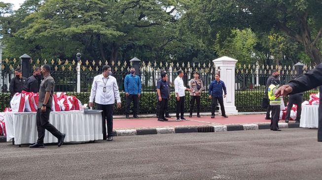 Presiden Joko Widodo atau Jokowi membagikan sembako di depan Istana Negara, Jakarta, Kamis (13/4/2023). (Ist)