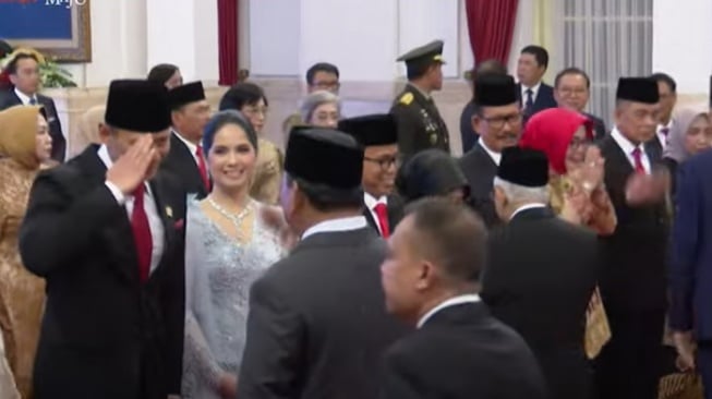 AHY dan Prabowo Saling Hormat Usai Dilantik Jadi Menteri ATR/BPR. [YouTube Sekretariat Presiden]