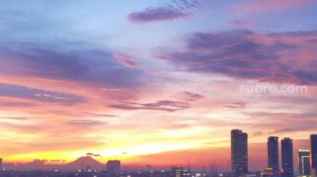 Suasana langit Jakarta Barat tanpa awan dan langit biru bertahan sampai petang. Diambil saat jalan raya lengang karena long weekend [Suara.com/CNR ukirsari]