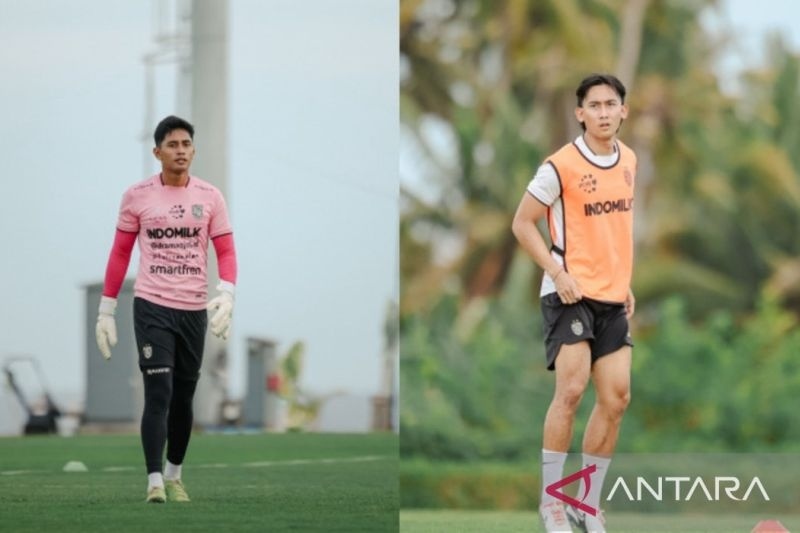 Dua pemain Bali United Komang Tri (kanan) dan Komang Aryantara menjalani latihan setelah dipinjamkan ke klub Liga 2 di Gianyar, Bali, Jumat (9/2/2024) ANTARA/Bali United