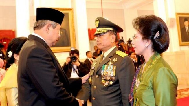 Presiden ke-6 RI Susilo Bambang Yudhoyono (SBY) seusai melantik Moeldoko sebagai Kepala Staf Angkatan Darat (KSAD) pada 2013 lalu. (Twitter @/SBYudhoyono)