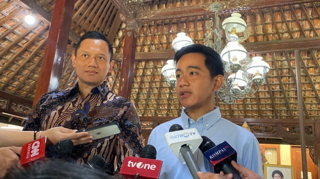Cawapres 02 Gibran Rakabuming Raka saat memberikan keterangan usai bertemu SBY dan AHY di Cikeas Bogor [Egi/Suara.com]