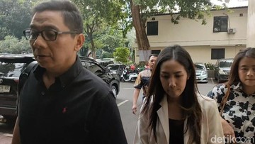Tamara Tyasmara Tertunduk Datangi Polda Metro Jaya Usai Pacar Ditangkap